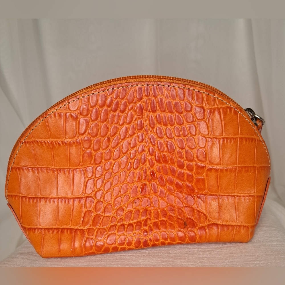 Orange cosmetic bag 🍊 with zipper and extension of the same material.